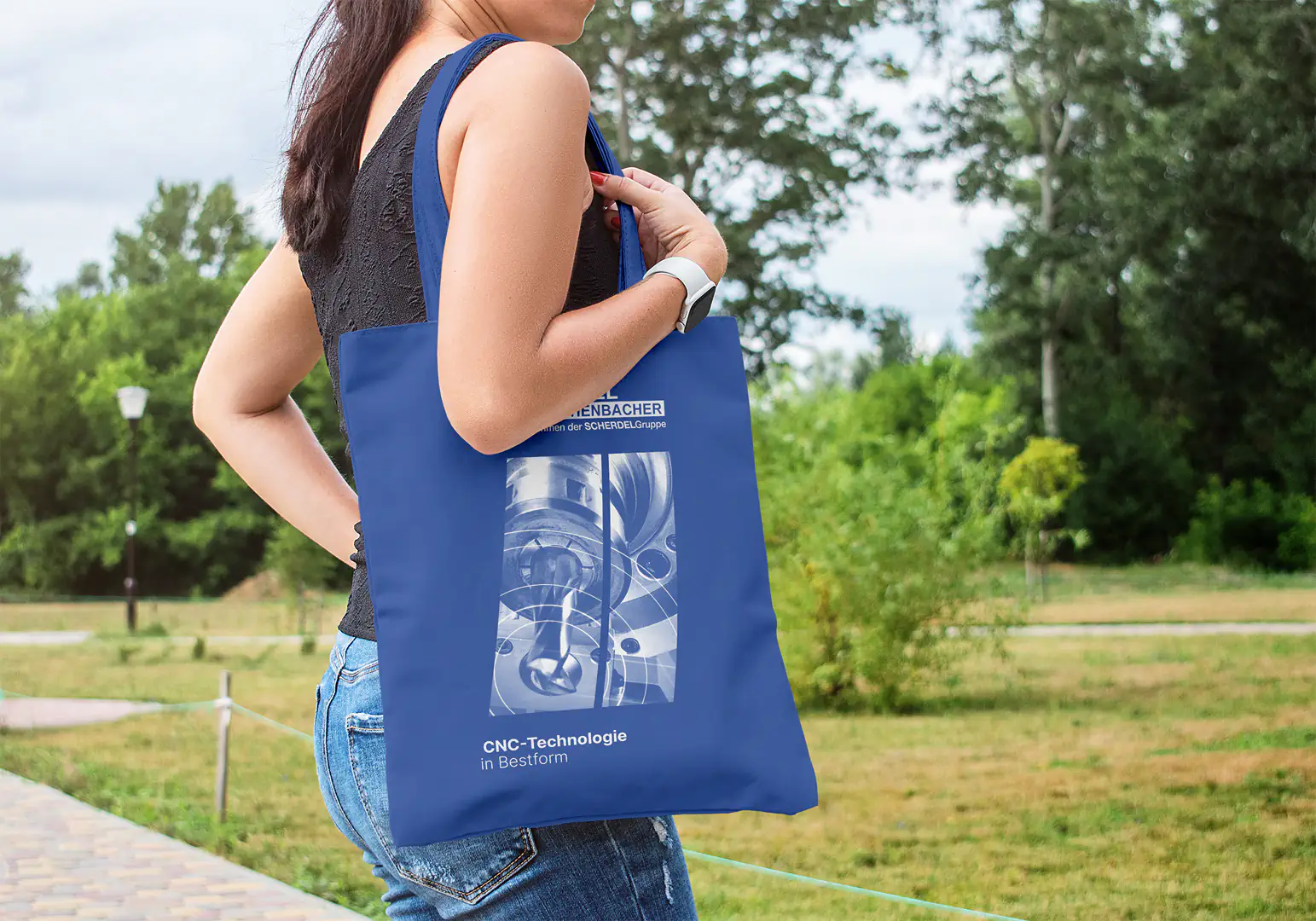 Das Logo-Element als zentrales Element in Verbindung mit dem Fräskopf-Motiv auf blauem Hintergrund